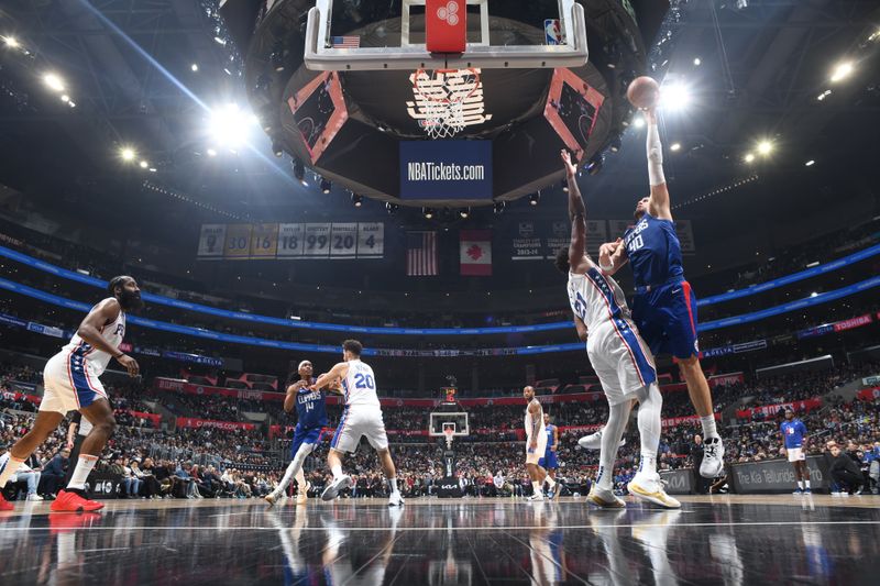 LOS ANGELES, CA - JANUARY 17: Ivica Zubac #40 of the LA Clippers drives to the basket during the game against the Philadelphia 76ers on January 17, 2023 at Crypto.Com Arena in Los Angeles, California. NOTE TO USER: User expressly acknowledges and agrees that, by downloading and/or using this Photograph, user is consenting to the terms and conditions of the Getty Images License Agreement. Mandatory Copyright Notice: Copyright 2023 NBAE (Photo by Adam Pantozzi/NBAE via Getty Images)