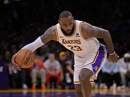 LeBron James Shines as Los Angeles Lakers Face Minnesota Timberwolves