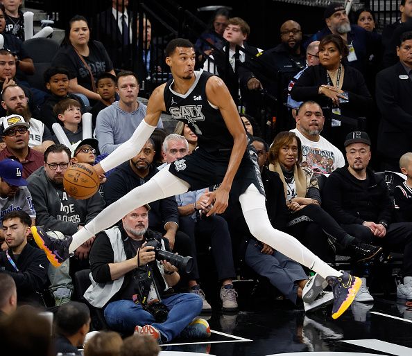 Spurs and Clippers Clash in Inglewood: A Duel of Determination