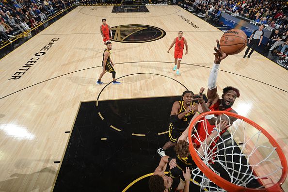 SAN FRANCISCO, CA - DECEMBER 23: Deandre Ayton #2 of the Portland Trail Blazers shoots the ball during the game against the Golden State Warriors on December 23, 2023 at Chase Center in San Francisco, California. NOTE TO USER: User expressly acknowledges and agrees that, by downloading and or using this photograph, user is consenting to the terms and conditions of Getty Images License Agreement. Mandatory Copyright Notice: Copyright 2023 NBAE (Photo by Noah Graham/NBAE via Getty Images)