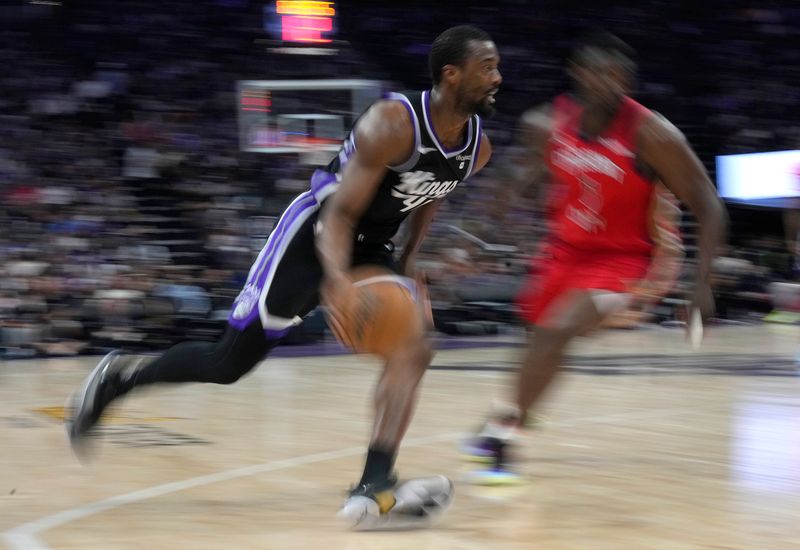 SACRAMENTO, CALIFORNIA - APRIL 11: Harrison Barnes #40 of the Sacramento Kings drives to the basket past Zion Williamson #1 of the New Orleans Pelicans during the second half of an NBA basketball game at Golden 1 Center on April 11, 2024 in Sacramento, California. NOTE TO USER: User expressly acknowledges and agrees that, by downloading and or using this photograph, User is consenting to the terms and conditions of the Getty Images License Agreement. (Photo by Thearon W. Henderson/Getty Images)