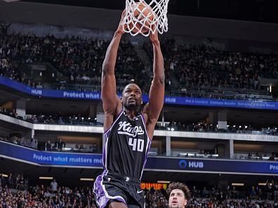 SACRAMENTO, CA - DECEMBER 18: Harrison Barnes #40 of the Sacramento Kings drives to the basket during the game against the Washington Wizards on December 18, 2023 at Golden 1 Center in Sacramento, California. NOTE TO USER: User expressly acknowledges and agrees that, by downloading and or using this Photograph, user is consenting to the terms and conditions of the Getty Images License Agreement. Mandatory Copyright Notice: Copyright 2023 NBAE (Photo by Rocky Widner/NBAE via Getty Images)