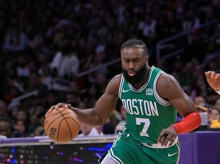 LOS ANGELES, CALIFORNIA - DECEMBER 25: Jaylen Brown #7 of the Boston Celtics drives to the basket against the Los Angeles Lakers at Crypto.com Arena on December 25, 2023 in Los Angeles, California. NOTE TO USER: User expressly acknowledges and agrees that, by downloading and or using this photograph, User is consenting to the terms and conditions of the Getty Images License Agreement.(Photo by Jayne Kamin-Oncea/Getty Images)