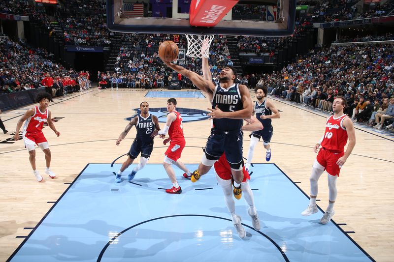 MEMPHIS, TN - JANUARY 6:   Quentin Grimes #5 of the Dallas Mavericks drives to the basket during the game against the Memphis Grizzlies on January  6, 2024 at FedExForum in Memphis, Tennessee. NOTE TO USER: User expressly acknowledges and agrees that, by downloading and or using this photograph, User is consenting to the terms and conditions of the Getty Images License Agreement. Mandatory Copyright Notice: Copyright 2024 NBAE (Photo by Joe Murphy/NBAE via Getty Images)