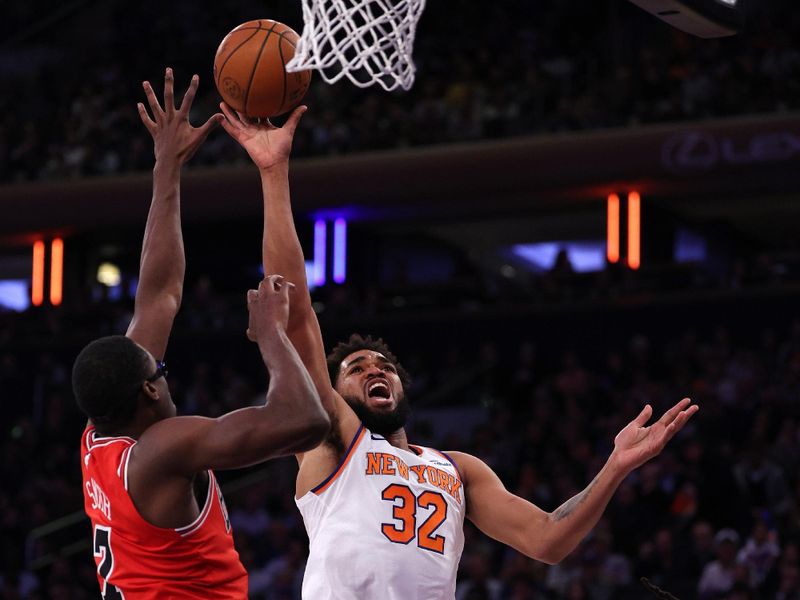 NEW YORK, NEW YORK - NOVEMBER 13: Karl-Anthony Towns #32 of the New York Knicks shoots the ball between Jalen Smith #7 and Ayo Dosunmu #11 of the Chicago Bulls during the second quarter at Madison Square Garden on November 13, 2024 in New York City. NOTE TO USER: User expressly acknowledges and agrees that, by downloading and or using this photograph, User is consenting to the terms and conditions of the Getty Images License Agreement. (Photo by Elsa/Getty Images)