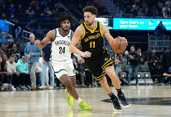 SAN FRANCISCO, CALIFORNIA - DECEMBER 16: Klay Thompson #11 of the Golden State Warriors drives towards the basket dribbling past Cam Thomas #24 of the Brooklyn Nets during the first quarter of an NBA basketball game at Chase Center on December 16, 2023 in San Francisco, California. NOTE TO USER: User expressly acknowledges and agrees that, by downloading and or using this photograph, User is consenting to the terms and conditions of the Getty Images License Agreement. (Photo by Thearon W. Henderson/Getty Images)