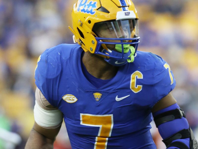 Nov 5, 2022; Pittsburgh, Pennsylvania, USA;  Pittsburgh Panthers linebacker SirVocea Dennis (7) i pass coverage against the Syracuse Orange during the third quarter at Acrisure Stadium. Mandatory Credit: Charles LeClaire-USA TODAY Sports