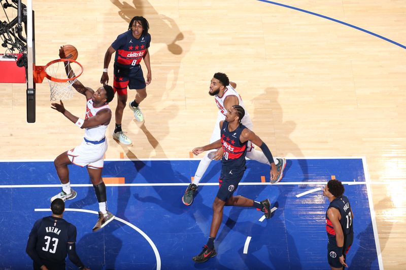 NEW YORK, NY - NOVEMBER 18: OG Anunoby #8 of the New York Knicks drives to the basket during the game against the Washington Wizards on November 18, 2024 at Madison Square Garden in New York City, New York.  NOTE TO USER: User expressly acknowledges and agrees that, by downloading and or using this photograph, User is consenting to the terms and conditions of the Getty Images License Agreement. Mandatory Copyright Notice: Copyright 2024 NBAE  (Photo by Nathaniel S. Butler/NBAE via Getty Images)