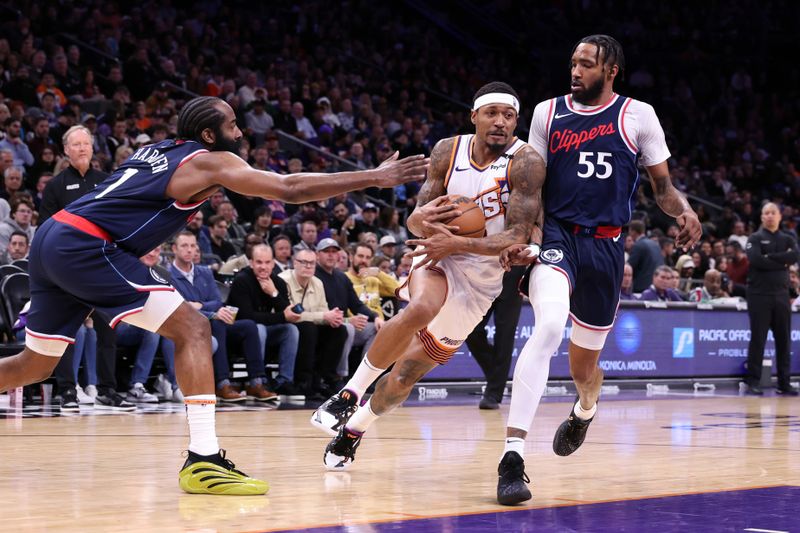 PHOENIX, ARIZONA - JANUARY 27: Bradley Beal #3 of the Phoenix Suns drives to the basket against Derrick Jones Jr. #55 and James Harden #1 of the LA Clippers during the second half at Footprint Center on January 27, 2025 in Phoenix, Arizona. NOTE TO USER: User expressly acknowledges and agrees that, by downloading and or using this photograph, User is consenting to the terms and conditions of the Getty Images License Agreement.  (Photo by Chris Coduto/Getty Images)