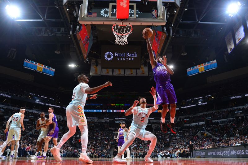 SAN ANTONIO, TX - NOVEMBER 21: Collin Sexton #2 of the Utah Jazz drives to the basket during the game against the San Antonio Spurs on November 21, 2024 at the Frost Bank Center in San Antonio, Texas. NOTE TO USER: User expressly acknowledges and agrees that, by downloading and or using this photograph, user is consenting to the terms and conditions of the Getty Images License Agreement. Mandatory Copyright Notice: Copyright 2024 NBAE (Photos by Michael Gonzales/NBAE via Getty Images)