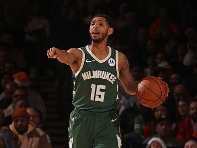 NEW YORK, NY - DECEMBER 25: Cameron Payne #15 of the Milwaukee Bucks brings the ball up court against the New York Knicks on December 25, 2023 at Madison Square Garden in New York City, New York.  NOTE TO USER: User expressly acknowledges and agrees that, by downloading and or using this photograph, User is consenting to the terms and conditions of the Getty Images License Agreement. Mandatory Copyright Notice: Copyright 2023 NBAE  (Photo by Nathaniel S. Butler/NBAE via Getty Images)