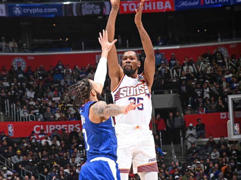 LOS ANGELES, CA - JANUARY 8: Kevin Durant #35 of the Phoenix Suns shoots the ball during the game against the LA Clippers on January 8, 2024 at Crypto.Com Arena in Los Angeles, California. NOTE TO USER: User expressly acknowledges and agrees that, by downloading and/or using this Photograph, user is consenting to the terms and conditions of the Getty Images License Agreement. Mandatory Copyright Notice: Copyright 2024 NBAE (Photo by Andrew D. Bernstein/NBAE via Getty Images)