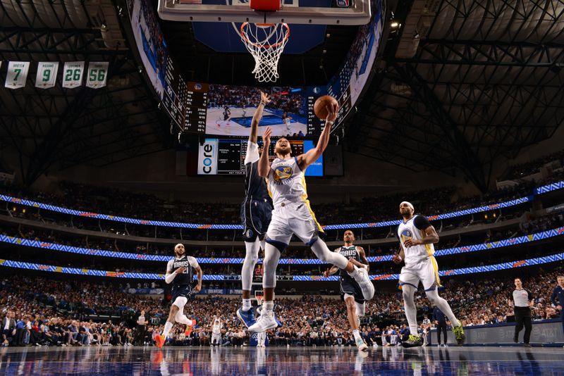 DALLAS, TX - APRIL 5: Stephen Curry #30 of the Golden State Warriors drives to the basket during the game against the Dallas Mavericks on April 5, 2024 at the American Airlines Center in Dallas, Texas. NOTE TO USER: User expressly acknowledges and agrees that, by downloading and or using this photograph, User is consenting to the terms and conditions of the Getty Images License Agreement. Mandatory Copyright Notice: Copyright 2024 NBAE (Photo by Glenn James/NBAE via Getty Images)