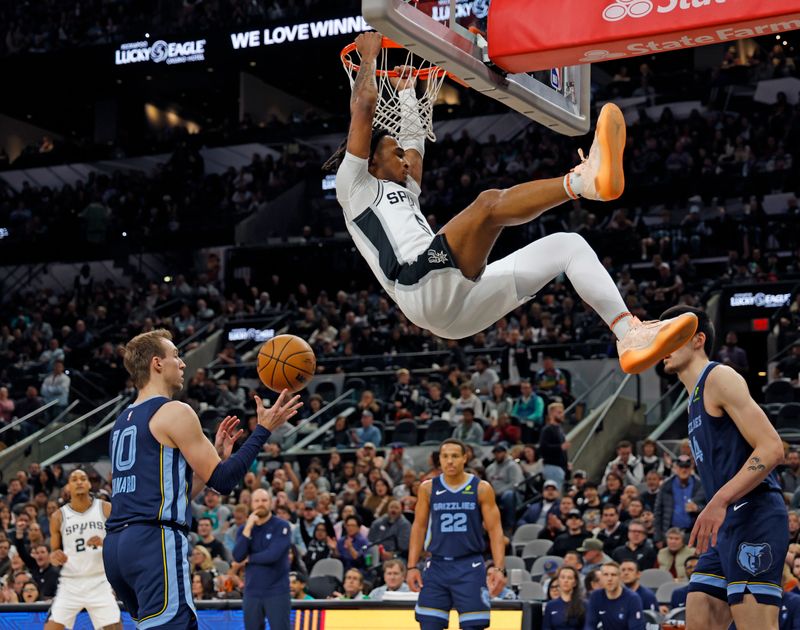 SAN ANTONIO, TX - JANUARY 17: Stephon Castle #5 of the San Antonio Spurs dunks against the Memphis Grizzlies in the first half at Frost Bank Center on January 17, 2025 in San Antonio, Texas. NOTE TO USER: User expressly acknowledges and agrees that, by downloading and or using this photograph, User is consenting to terms and conditions of the Getty Images License Agreement. (Photo by Ronald Cortes/Getty Images)