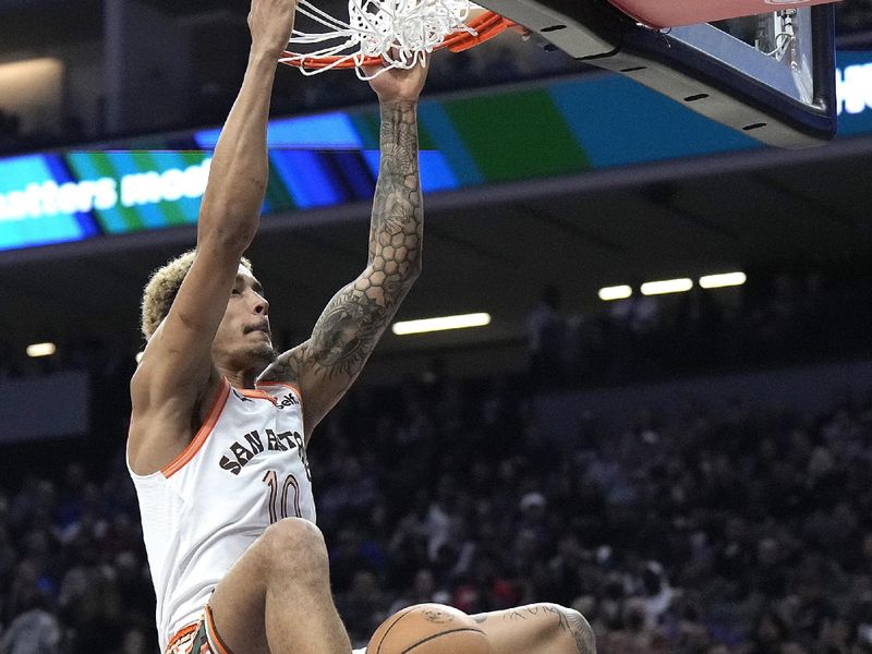 SACRAMENTO, CALIFORNIA - FEBRUARY 22: Jeremy Sochan #10 of the San Antonio Spurs slam dunks against the Sacramento Kings in the second quarter at Golden 1 Center on February 22, 2024 in Sacramento, California. NOTE TO USER: User expressly acknowledges and agrees that, by downloading and or using this photograph, User is consenting to the terms and conditions of the Getty Images License Agreement. (Photo by Thearon W. Henderson/Getty Images)