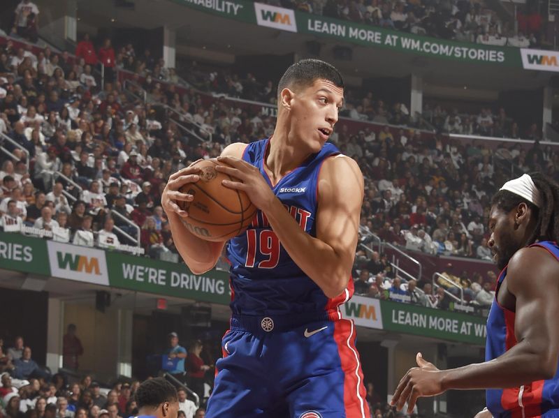 CLEVELAND, OH - OCTOBER 25: Simone Fontecchio #19 of the Detroit Pistons catches the ball during the game against the Cleveland Cavaliers on October 25, 2024 at Rocket Mortgage FieldHouse in Cleveland, Ohio. NOTE TO USER: User expressly acknowledges and agrees that, by downloading and/or using this Photograph, user is consenting to the terms and conditions of the Getty Images License Agreement. Mandatory Copyright Notice: Copyright 2024 NBAE (Photo by David Liam Kyle/NBAE via Getty Images)