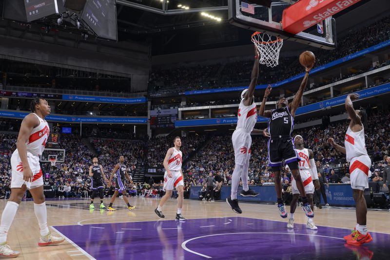 SACRAMENTO, CA - JANUARY 5: De'Aaron Fox #5 of the Sacramento Kings shoots the ball during the game against the Toronto Raptors on January 5, 2024 at Golden 1 Center in Sacramento, California. NOTE TO USER: User expressly acknowledges and agrees that, by downloading and or using this Photograph, user is consenting to the terms and conditions of the Getty Images License Agreement. Mandatory Copyright Notice: Copyright 2024 NBAE (Photo by Rocky Widner/NBAE via Getty Images)