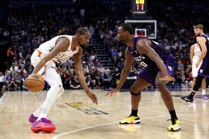 SACRAMENTO, CALIFORNIA - DECEMBER 22: Kevin Durant #35 of the Phoenix Suns is guarded by Harrison Barnes #40 of the Sacramento Kings during the second half at Golden 1 Center on December 22, 2023 in Sacramento, California. NOTE TO USER: User expressly acknowledges and agrees that, by downloading and or using this photograph, User is consenting to the terms and conditions of the Getty Images License Agreement.  (Photo by Ezra Shaw/Getty Images)