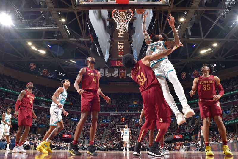 CLEVELAND, OH - MARCH 25: Nick Richards #4 of the Charlotte Hornets drives to the basket during the game against the Cleveland Cavaliers on March 25, 2024 at Rocket Mortgage FieldHouse in Cleveland, Ohio. NOTE TO USER: User expressly acknowledges and agrees that, by downloading and/or using this Photograph, user is consenting to the terms and conditions of the Getty Images License Agreement. Mandatory Copyright Notice: Copyright 2024 NBAE (Photo by David Liam Kyle/NBAE via Getty Images)