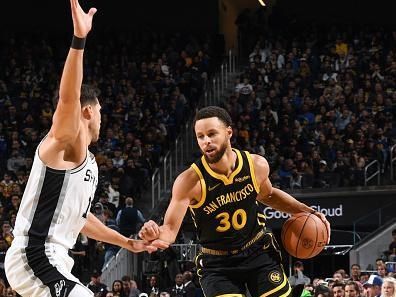 SAN FRANCISCO, CA - NOVEMBER 24:  Stephen Curry #30 of the Golden State Warriors goes to the basket during the game during the in-Season Tournament on November 24, 2023 at Chase Center in San Francisco, California. NOTE TO USER: User expressly acknowledges and agrees that, by downloading and or using this photograph, user is consenting to the terms and conditions of Getty Images License Agreement. Mandatory Copyright Notice: Copyright 2023 NBAE (Photo by Noah Graham/NBAE via Getty Images)