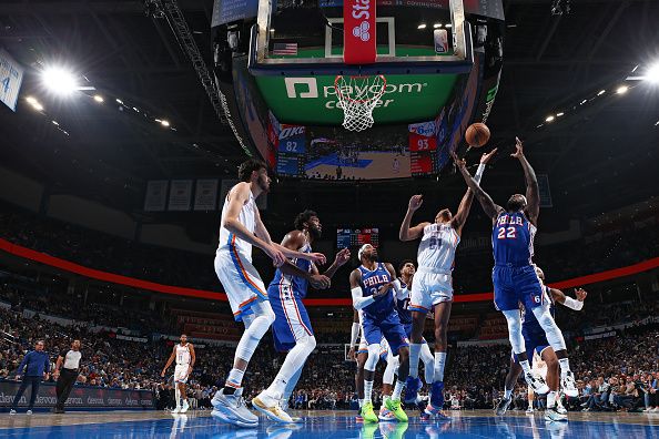 OKLAHOMA CITY, OK - NOVEMBER 25:  Patrick Beverley #22 of the Philadelphia 76ers and Aaron Wiggins #21 of the Oklahoma City Thunder battle for a rebound during the game on November 25, 2023 at Paycom Arena in Oklahoma City, Oklahoma. NOTE TO USER: User expressly acknowledges and agrees that, by downloading and or using this photograph, User is consenting to the terms and conditions of the Getty Images License Agreement. Mandatory Copyright Notice: Copyright 2023 NBAE (Photo by Zach Beeker/NBAE via Getty Images)