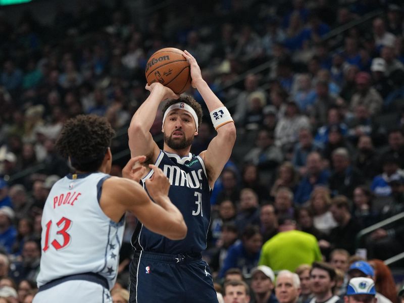 DALLAS, TX - JANUARY 27:  Klay Thompson #31 of the Dallas Mavericks shoots a three point basket during the game against the Washington Wizards on January 27, 2025 at American Airlines Center in Dallas, Texas. NOTE TO USER: User expressly acknowledges and agrees that, by downloading and or using this photograph, User is consenting to the terms and conditions of the Getty Images License Agreement. Mandatory Copyright Notice: Copyright 2025 NBAE (Photo by Glenn James/NBAE via Getty Images)