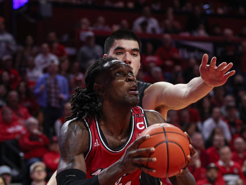 Jan 28, 2024; Piscataway, New Jersey, USA; Rutgers Scarlet Knights center Clifford Omoruyi (11) looks to the basket as Purdue Boilermakers center Zach Edey (15) defends during the second half at Jersey Mike's Arena. Mandatory Credit: Vincent Carchietta-USA TODAY Sports