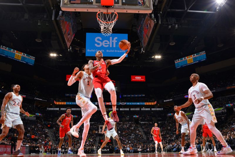 SAN ANTONIO, TX - DECEMBER 8: Dejounte Murray #5 of the New Orleans Pelicans drives to the basket during the game against the San Antonio Spurs on December 8, 2024 at the Frost Bank Center in San Antonio, Texas. NOTE TO USER: User expressly acknowledges and agrees that, by downloading and or using this photograph, user is consenting to the terms and conditions of the Getty Images License Agreement. Mandatory Copyright Notice: Copyright 2024 NBAE (Photos by Jesse D. Garrabrant/NBAE via Getty Images)