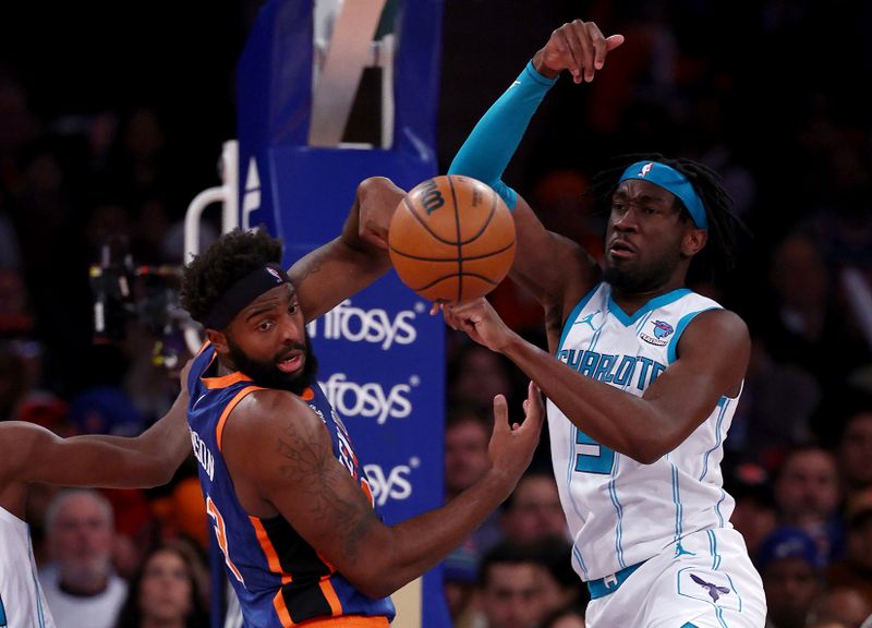 NEW YORK, NEW YORK - NOVEMBER 28:  Mitchell Robinson #23 of the New York Knicks and Mark Williams #5 of the Charlotte Hornets go after the ball during the second half of an NBA In-Season Tournament game at Madison Square Garden on November 28, 2023 in New York City. The New York Knicks defeated the Charlotte Hornets 115-91.NOTE TO USER: User expressly acknowledges and agrees that, by downloading and or using this photograph, User is consenting to the terms and conditions of the Getty Images License Agreement. (Photo by Elsa/Getty Images)