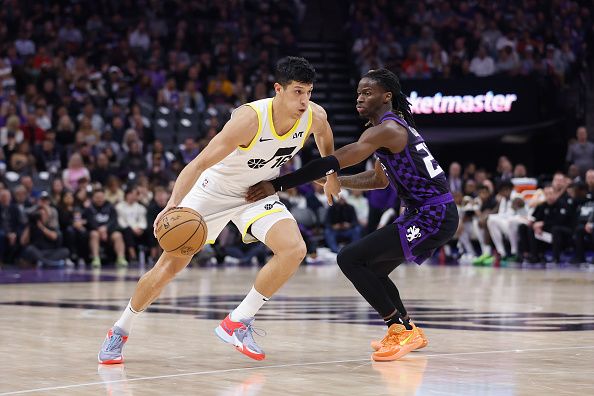 SACRAMENTO, CALIFORNIA - DECEMBER 16: Simone Fontecchio #16 of the Utah Jazz drives to the basket against Keon Ellis #23 of the Sacramento Kings in the second quarter at Golden 1 Center on December 16, 2023 in Sacramento, California. NOTE TO USER: User expressly acknowledges and agrees that, by downloading and or using this photograph, User is consenting to the terms and conditions of the Getty Images License Agreement. (Photo by Lachlan Cunningham/Getty Images)