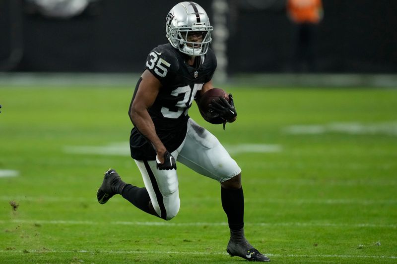 Las Vegas Raiders running back Zamir White (35) plays against the Denver Broncos during the first half of an NFL football game, Sunday, Jan. 7, 2024, in Las Vegas. (AP Photo/John Locher)