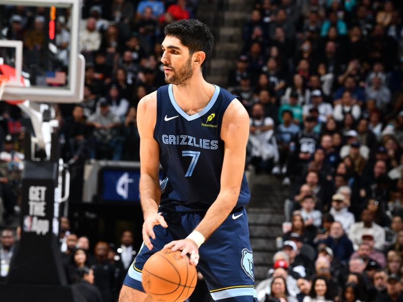 SAN ANTONIO, TX - JANUARY 17: Santi Aldama #7 of the Memphis Grizzlies dribbles the ball during the game against the San Antonio Spurs on January 17, 2025 at the Frost Bank Center in San Antonio, Texas. NOTE TO USER: User expressly acknowledges and agrees that, by downloading and or using this photograph, user is consenting to the terms and conditions of the Getty Images License Agreement. Mandatory Copyright Notice: Copyright 2025 NBAE (Photos by Barry Gossage/NBAE via Getty Images)