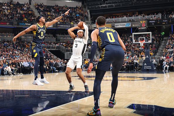 INDIANAPOLIS, IN - NOVEMBER 6: Keldon Johnson #3 of the San Antonio Spurs looks to pass the ball during the game against the Indiana Pacers on November 6, 2023 at Gainbridge Fieldhouse in Indianapolis, Indiana. NOTE TO USER: User expressly acknowledges and agrees that, by downloading and or using this Photograph, user is consenting to the terms and conditions of the Getty Images License Agreement. Mandatory Copyright Notice: Copyright 2023 NBAE (Photo by Jeff Haynes/NBAE via Getty Images)