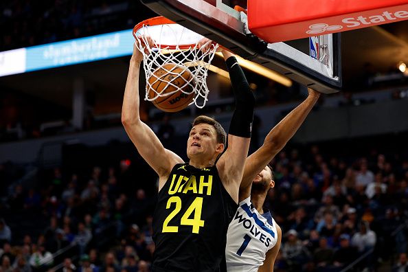 MINNEAPOLIS, MINNESOTA - NOVEMBER 30: Walker Kessler #24 of the Utah Jazz dunks the ball against Kyle Anderson #1 of the Minnesota Timberwolves in the second quarter at Target Center on November 30, 2023 in Minneapolis, Minnesota. NOTE TO USER: User expressly acknowledges and agrees that, by downloading and or using this photograph, User is consenting to the terms and conditions of the Getty Images License Agreement. (Photo by David Berding/Getty Images)