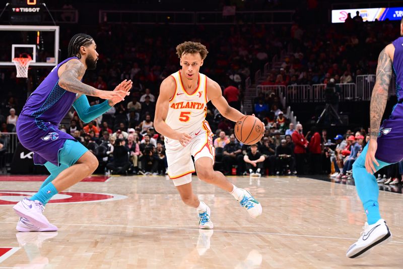 ATLANTA, GA - OCTOBER 25: Dyson Daniels #5 of the Atlanta Hawks =sr= against the Charlotte Hornets on October 25, 2024 at State Farm Arena in Atlanta, Georgia.  NOTE TO USER: User expressly acknowledges and agrees that, by downloading and/or using this Photograph, user is consenting to the terms and conditions of the Getty Images License Agreement. Mandatory Copyright Notice: Copyright 2024 NBAE (Photo by Adam Hagy/NBAE via Getty Images)