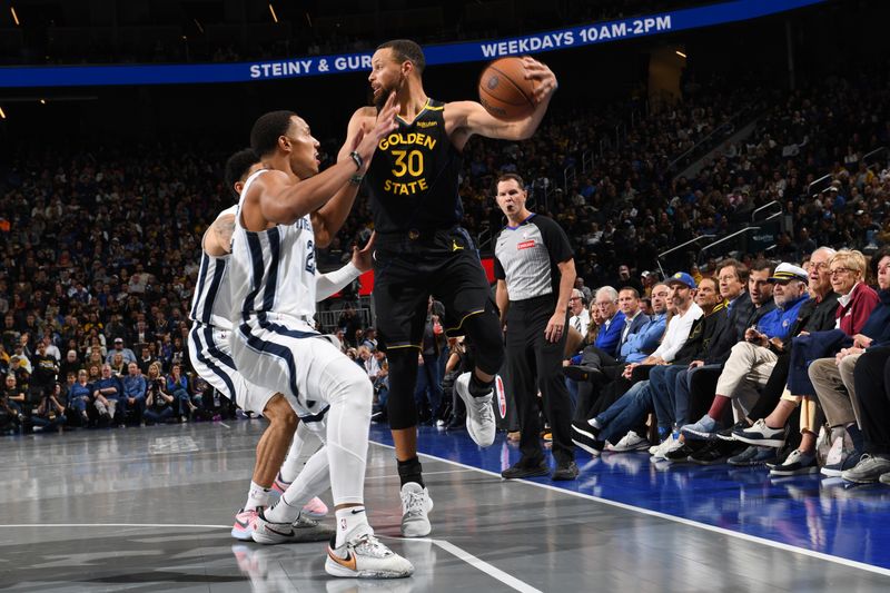 SAN FRANCISCO, CA - NOVEMBER 15: Stephen Curry #30 of the Golden State Warriors passes the ball during the game against the Memphis Grizzlies during the Emirates NBA Cup game on November 15, 2024 at Chase Center in San Francisco, California. NOTE TO USER: User expressly acknowledges and agrees that, by downloading and or using this photograph, user is consenting to the terms and conditions of Getty Images License Agreement. Mandatory Copyright Notice: Copyright 2024 NBAE (Photo by Noah Graham/NBAE via Getty Images)