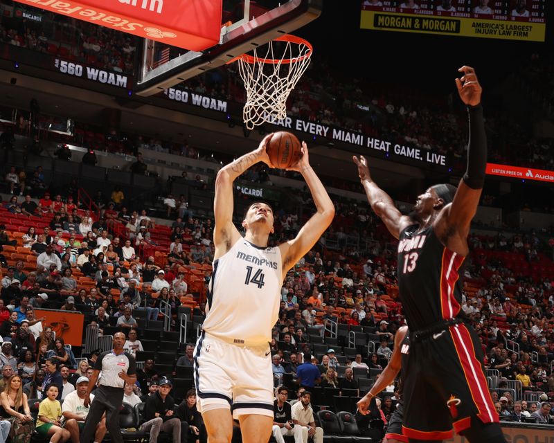 MIAMI, FL - APRIL 3: Zach Edey #14 of the Memphis Grizzlies drives to the basket during the game against the Miami Heat on April 3, 2025 at Kaseya Center in Miami, Florida. NOTE TO USER: User expressly acknowledges and agrees that, by downloading and or using this Photograph, user is consenting to the terms and conditions of the Getty Images License Agreement. Mandatory Copyright Notice: Copyright 2025 NBAE (Photo by Issac Baldizon/NBAE via Getty Images)