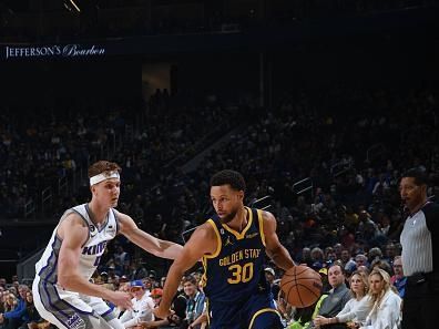 SAN FRANCISCO, CA - OCTOBER 23: Stephen Curry #30 of the Golden State Warriors handles the ball during the game against the Sacramento Kings on October 23, 2022 at Chase Center in San Francisco, California. NOTE TO USER: User expressly acknowledges and agrees that, by downloading and or using this photograph, user is consenting to the terms and conditions of Getty Images License Agreement. Mandatory Copyright Notice: Copyright 2022 NBAE (Photo by Noah Graham/NBAE via Getty Images)