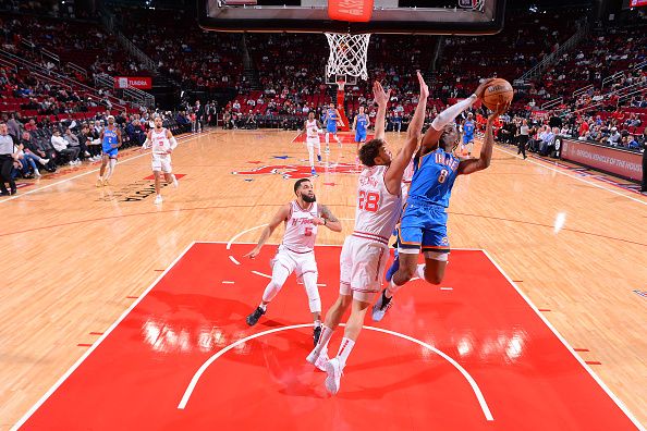 HOUSTON, TX - DECEMBER 6:   Jalen Williams #8 of the Oklahoma City Thunder drives to the basket during the game against the Houston Rockets on December 6, 2023 at the Toyota Center in Houston, Texas. NOTE TO USER: User expressly acknowledges and agrees that, by downloading and or using this photograph, User is consenting to the terms and conditions of the Getty Images License Agreement. Mandatory Copyright Notice: Copyright 2023 NBAE (Photo by Michael Gonzales/NBAE via Getty Images)