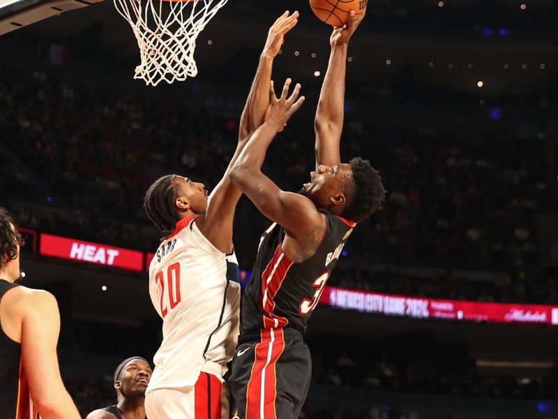 MEXICO CITY, MX - NOVEMBER 2: Thomas Bryant #31 of the Miami Heat drives to the basket during the game against the Washington Wizards as part of 2024 NBA Mexico Games on November 2, 2024 in Mexico City, Mexico at Arena Ciudad de Mexico. NOTE TO USER: User expressly acknowledges and agrees that, by downloading and or using this photograph, User is consenting to the terms and conditions of the Getty Images License Agreement. Mandatory Copyright Notice: Copyright 2024 NBAE (Photo by Stephen Gosling/NBAE via Getty Images)