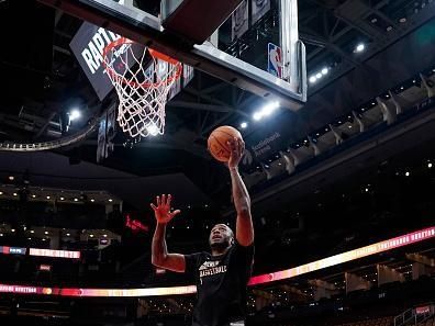 TORONTO, CANADA - NOVEMBER 15: Thanasis Antetokounmpo #43 of the Milwaukee Bucks warms up before the game against the Toronto Raptors on November 15, 2023 at the Scotiabank Arena in Toronto, Ontario, Canada.  NOTE TO USER: User expressly acknowledges and agrees that, by downloading and or using this Photograph, user is consenting to the terms and conditions of the Getty Images License Agreement.  Mandatory Copyright Notice: Copyright 2023 NBAE (Photo by Jordan Jones/NBAE via Getty Images)