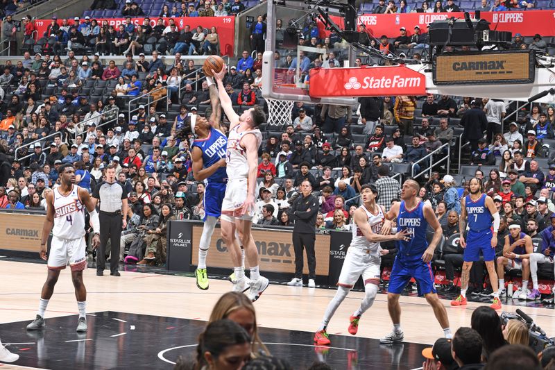 LOS ANGELES, CA - JANUARY 8: Drew Eubanks #14 of the Phoenix Suns blocks an attempt made by Terance Mann #14 of the LA Clippers during the game on January 8, 2024 at Crypto.Com Arena in Los Angeles, California. NOTE TO USER: User expressly acknowledges and agrees that, by downloading and/or using this Photograph, user is consenting to the terms and conditions of the Getty Images License Agreement. Mandatory Copyright Notice: Copyright 2024 NBAE (Photo by Andrew D. Bernstein/NBAE via Getty Images)