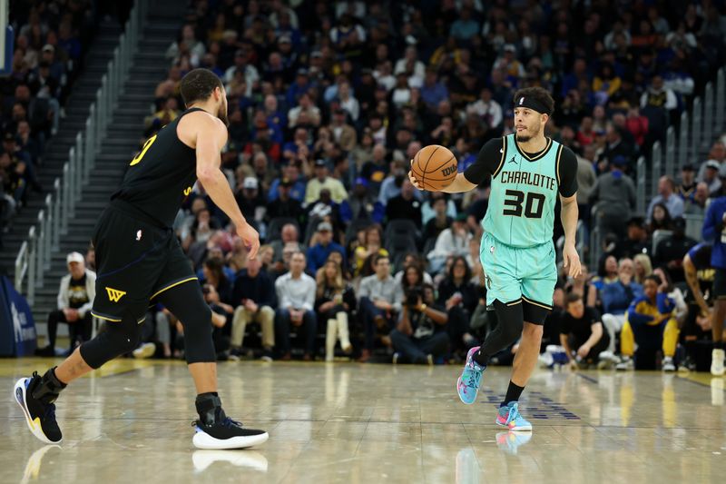 SAN FRANCISCO, CALIFORNIA - FEBRUARY 25: Seth Curry #30 of the Charlotte Hornets is guarded by his brother, Stephen Curry #30 of the Golden State Warriors, during the second half at Chase Center on February 25, 2025 in San Francisco, California. NOTE TO USER: User expressly acknowledges and agrees that, by downloading and/or using this photograph, user is consenting to the terms and conditions of the Getty Images License Agreement.   (Photo by Ezra Shaw/Getty Images)