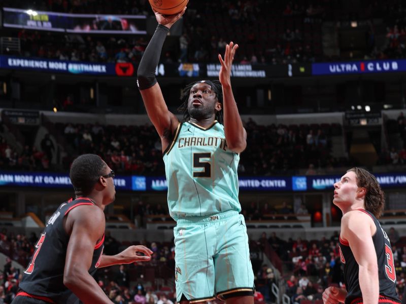 CHICAGO, IL - DECEMBER 13: Mark Williams #5 of the Charlotte Hornets shoots the ball during the game against the Chicago Bulls on December 13, 2024 at United Center in Chicago, Illinois. NOTE TO USER: User expressly acknowledges and agrees that, by downloading and or using this photograph, User is consenting to the terms and conditions of the Getty Images License Agreement. Mandatory Copyright Notice: Copyright 2024 NBAE (Photo by Jeff Haynes/NBAE via Getty Images)