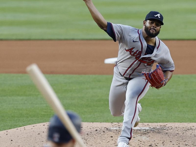 Jun 6, 2024; Washington, District of Columbia, USA; Atlanta Braves starting pitcher Reynaldo Lopez (40) pitches against  Washington Nationals right fielder Lane Thomas (28) during the fourth inning at Nationals Park. Mandatory Credit: Geoff Burke-USA TODAY Sports