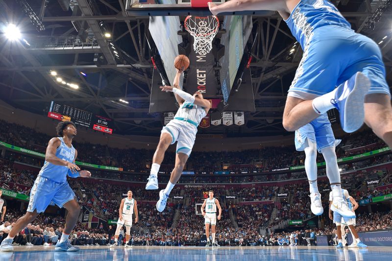 CLEVELAND, OH - NOVEMBER 17: Josh Green #10 of the Charlotte Hornets shoots the ball during the game against the Cleveland Cavaliers on November 17, 2024 at Rocket Mortgage FieldHouse in Cleveland, Ohio. NOTE TO USER: User expressly acknowledges and agrees that, by downloading and/or using this Photograph, user is consenting to the terms and conditions of the Getty Images License Agreement. Mandatory Copyright Notice: Copyright 2024 NBAE (Photo by David Liam Kyle/NBAE via Getty Images)