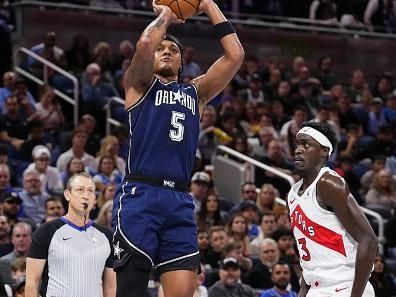 ORLANDO, FLORIDA - NOVEMBER 21: Paolo Banchero #5 of the Orlando Magic shoots over Pascal Siakam #43 of the Toronto Raptors during the first half of an NBA In-Season Tournament game at Amway Center on November 21, 2023 in Orlando, Florida. NOTE TO USER: User expressly acknowledges and agrees that, by downloading and or using this photograph, User is consenting to the terms and conditions of the Getty Images License Agreement. (Photo by Rich Storry/Getty Images)