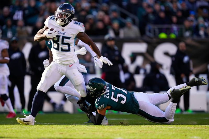 Tennessee Titans' Chigoziem Okonkwo tries to run past Philadelphia Eagles' T.J. Edwards during the first half of an NFL football game, Sunday, Dec. 4, 2022, in Philadelphia. (AP Photo/Matt Rourke)