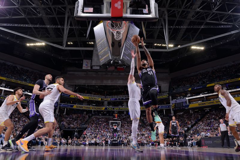 SACRAMENTO, CA - MARCH 31: Trey Lyles #41 of the Sacramento Kings drives to the basket during the game against the Utah Jazz on March 31, 2024 at Golden 1 Center in Sacramento, California. NOTE TO USER: User expressly acknowledges and agrees that, by downloading and or using this Photograph, user is consenting to the terms and conditions of the Getty Images License Agreement. Mandatory Copyright Notice: Copyright 2024 NBAE (Photo by Rocky Widner/NBAE via Getty Images)