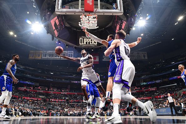 LOS ANGELES, CA - DECEMBER 12: De'Aaron Fox #5 of the Sacramento Kings drives to the basket during the game against the LA Clippers on December 12, 2023 at Crypto.Com Arena in Los Angeles, California. NOTE TO USER: User expressly acknowledges and agrees that, by downloading and/or using this Photograph, user is consenting to the terms and conditions of the Getty Images License Agreement. Mandatory Copyright Notice: Copyright 2023 NBAE (Photo by Adam Pantozzi/NBAE via Getty Images)